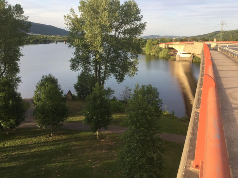 Brücke, unter der die Saar in die Mosel fließt - Fahrrad-Unterkünfte in Konz