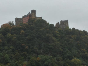 Unterkunft in Oberwesel finden und hier übernachten - Hier sieht man die Schönburg