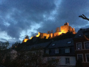 Beleuchtete Burg - Saarburg - Abendstimmung