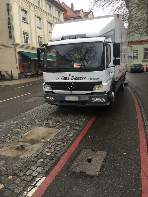 LKW auf Radweg