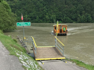 Fähre zwischen Au und Schlögen - Schlögener Schlinge - Donauradweg Österreich