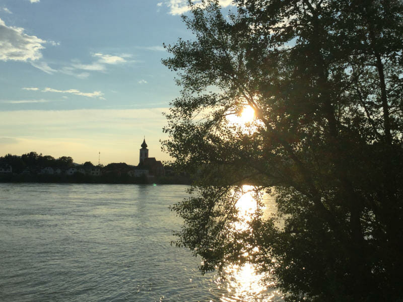 Von Säusenstein auf Gottsdorf bei Sonnenuntergang an der Donau - Donauradweg Österreich