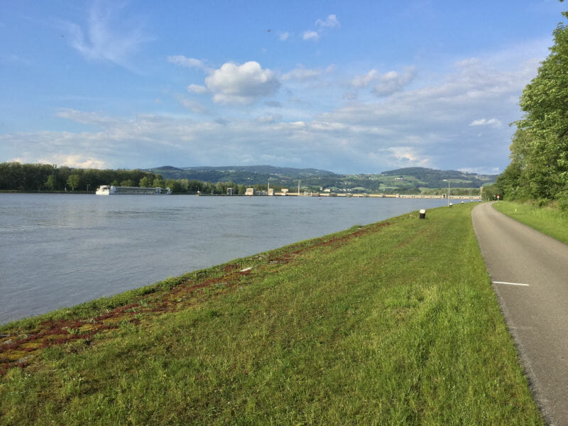 Blick auf das Kraftwerk Ottensheim-Wilfering am Donauradweg Österreich gen Linz