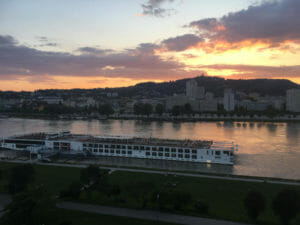 Linz - Donauradweg - Abendsonne mit Schiff