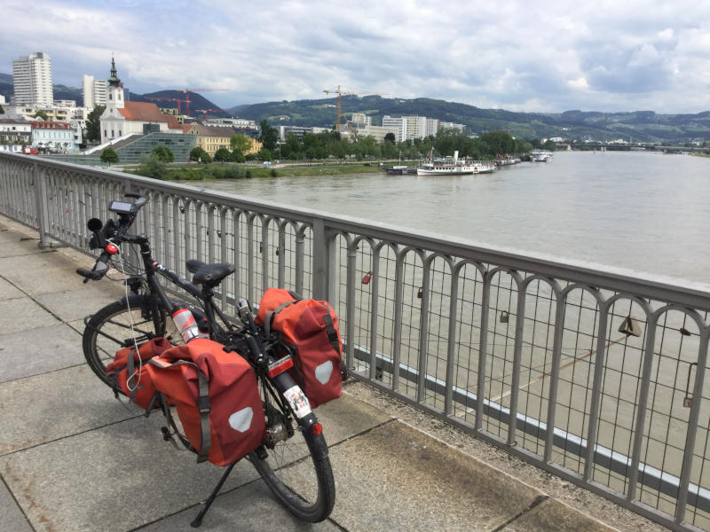 Linz Nibelungenbrücke mit Fahrrad - Radreise am Donauradwe