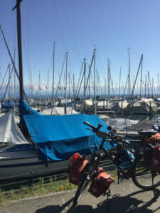 Hafen Friedrichshafen - Fahrrad vor Yachten - Bodenseeradweg