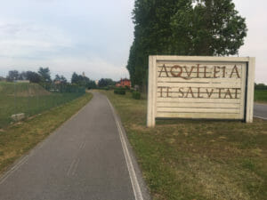 Aquileia te salutat - Aquileia grüßt Dich! - Begrüßung auf dem Alpe-Adria-Radweg