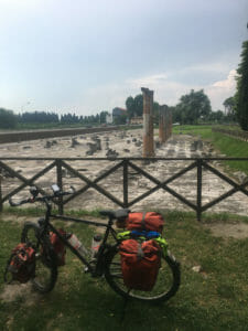 Römische Säulen Aquileia reatauriert - Fahrrad - Alpe-Adria-Weg