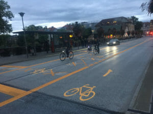 Neckarbrücke Tübingen - Mühlstraße Tübingen bei Nacht - Fahrradverkehr und weniger Autos