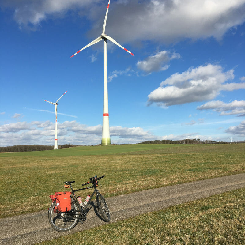 Windräder mit Fahrrad. Bei Rot am See.