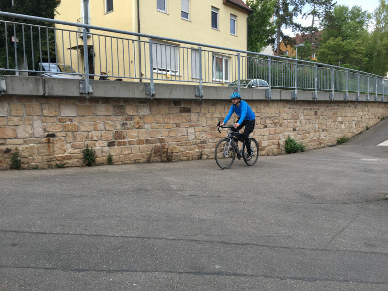 Gravelbike an einer Mauer entlang...