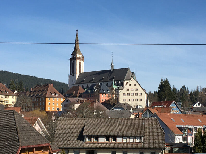 Titisee-Neustadt mit Kirche - am nächsten morgen - Schwarzwald-Panorama-Radweg