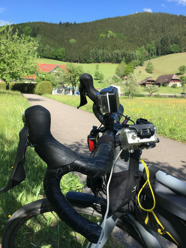 Oberwolfach - grün Fahrradlenker - Cockpit des Fahrrades mit drei Kameras