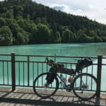 Die grüne Lech in Füssen mit Gravelbike