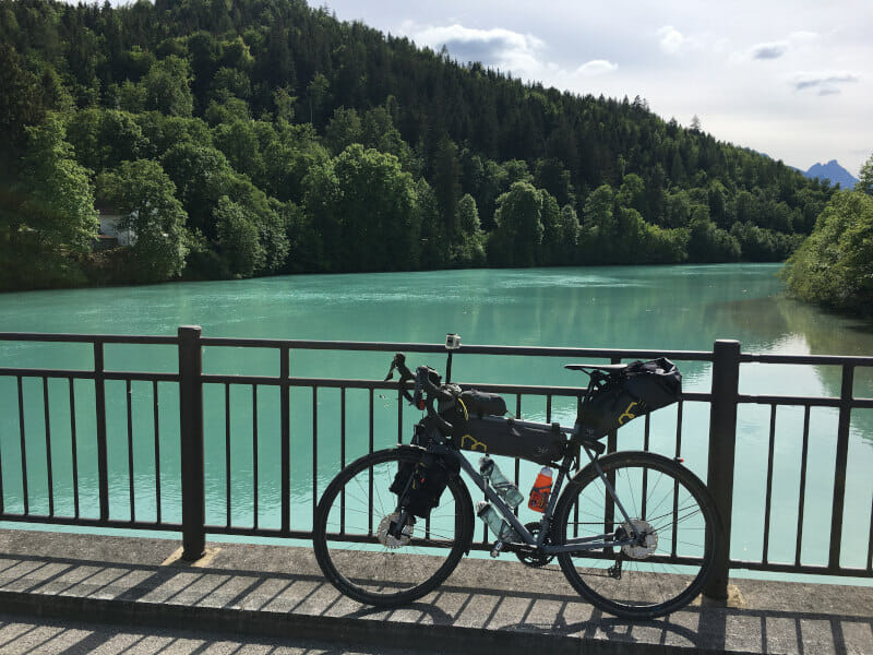 Die grüne Lech in Füssen mit Gravelbike