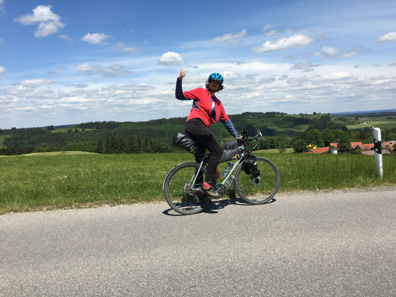 Kurz vor Oy bei Oy-Mittelpunkt sieht man mich auf dem Fahrrad - höchster Punkt Bodensee-Königssee-Radweg