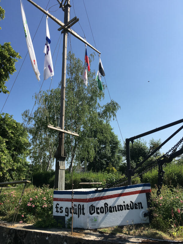 Ein Schiff am Rande der Weser in Großenwieden - Weserradweg