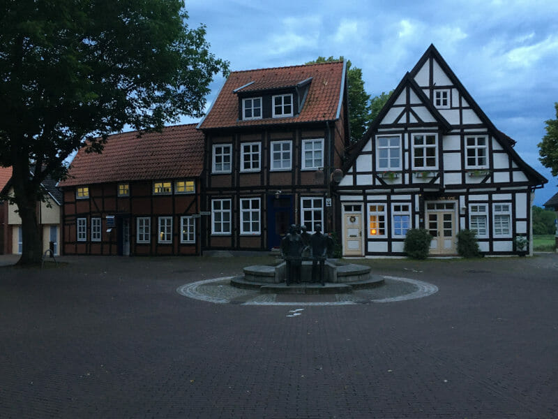Nienburg an der Weser - mit schönen Fachwerkhäusern und mit Brunnen