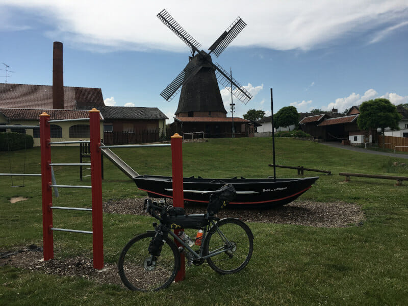 Petershagen Windmühle mit meinem Gravelbike am Weserradweg