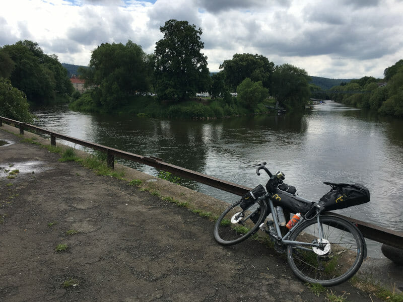 Zusammenfluss Werra und Fulda zur Weser - mit Rennrad davor