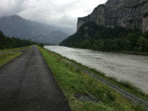 Der Alpenrhein am Rheinradweg der Schweiz