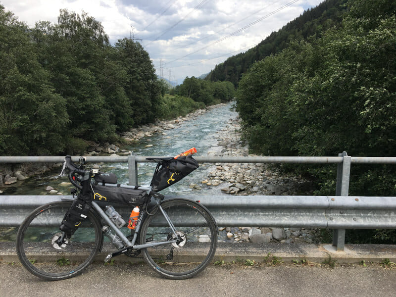Der Rhein in Truns - Gravelbike - Rheinradweg Schweiz