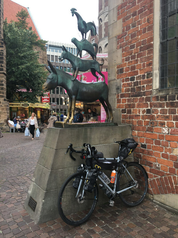 Bremer Stadtmusikanten am Weserradweg mit Fahrrad
