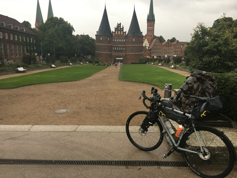 Holstentor Lübeck - Radweg Alte Salzstraße - Unterkünfte am Ostseeküstenradweg findet man weiter nördlich