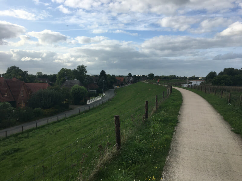 Deich in Ritzenbüttel - Weser-Radweg