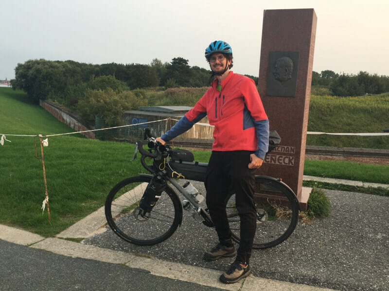 Jonathan Zenneck Denkmal mit Gravelbike - Zusammenschluss Weserradweg & Elberadweg