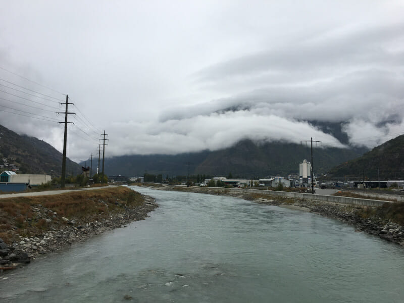 Baltschieder bei Visp - man sieht die Rhone entlang der Rhone-Route.