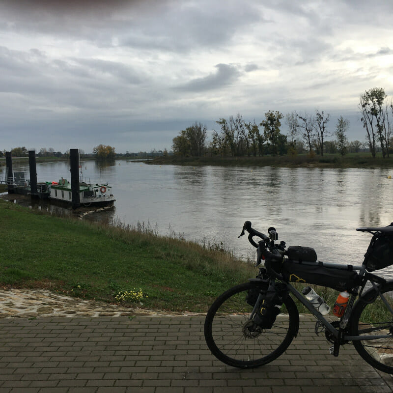 Elster (Elbe) mit Gravelbike am Elberadweg.