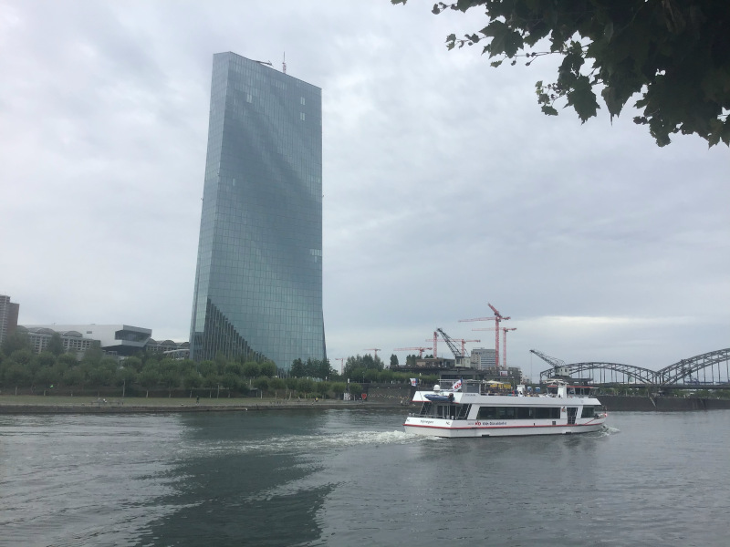 Die EZB, die Europäische Zentralbank in Frankfurt am Main, gegenüber vom Mainradweg.