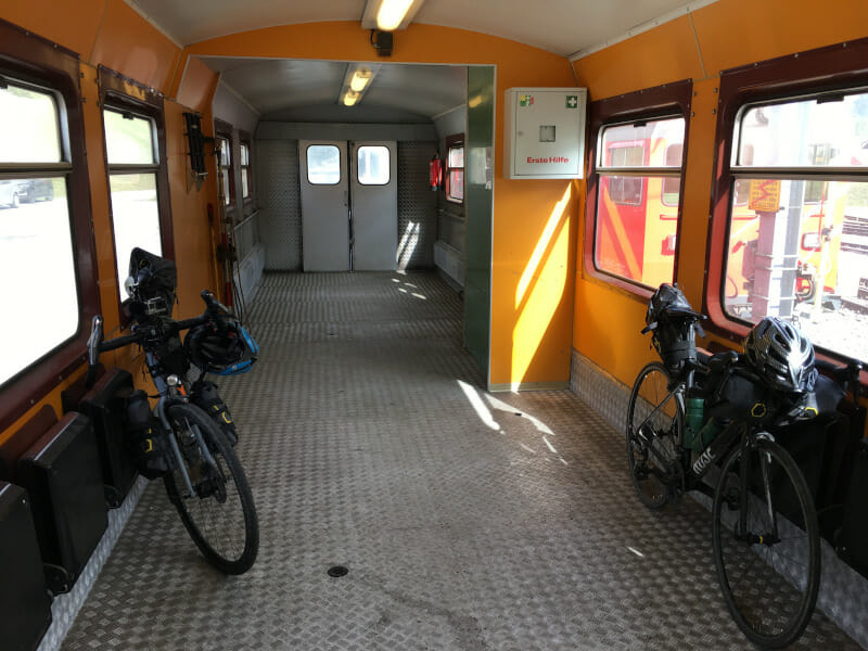 Zug durch den Furkatunnel mit zwei Rennrädern - Autoverlad in Oberwald.