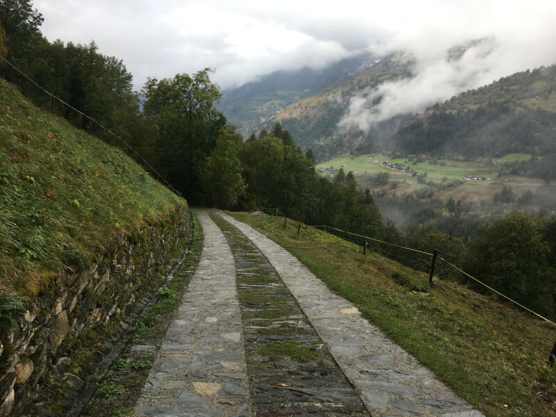 Kopfsteinpflaster mitten in den Bergen bei Grengiols in den Alpen.