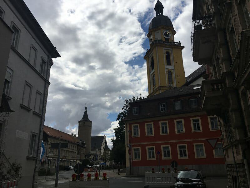 Kitzingen mit Kirche und Turm am Mainradweg.