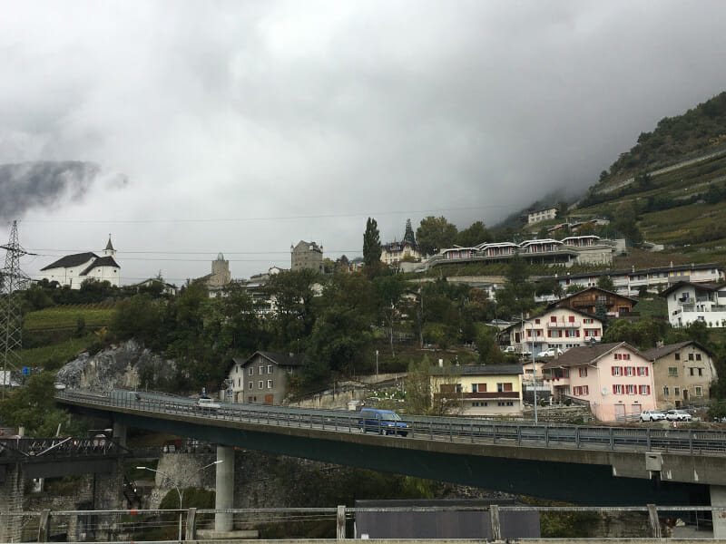 Ausblick bei Leuk auf den Ort mit Nebel auf der Rhone-Route.