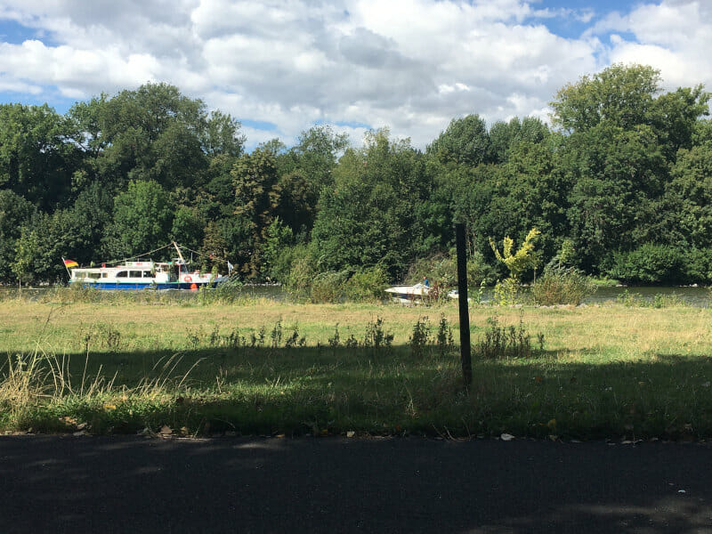 Der Main bei Ochsenfurt mit zwei Schiffen, eins davon mit Speed.