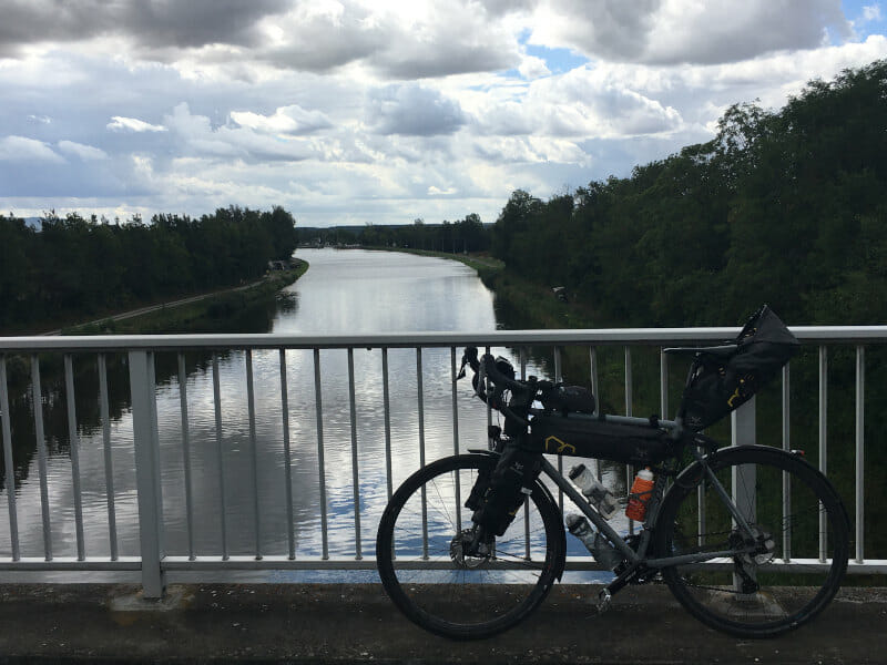 Das ist der Mainkanal, der hinter Sommerach vorbeiführt.
