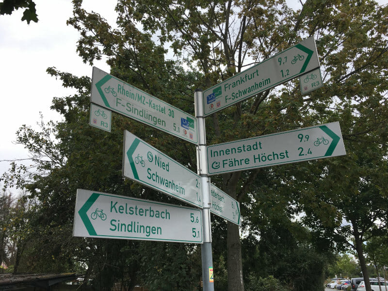 Fahrrad-Wegweiser am Mainradweg - 30 Kilometer bis zum Ende des Mainradwegs.