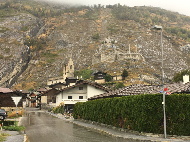 Blick auf Niedergesteln und die Burgruine am Rhoneradweg.