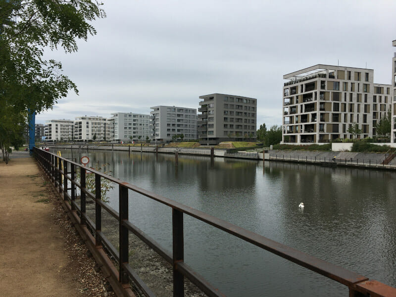 Offenbach am Main am Hafengebiet am Mainradweg.