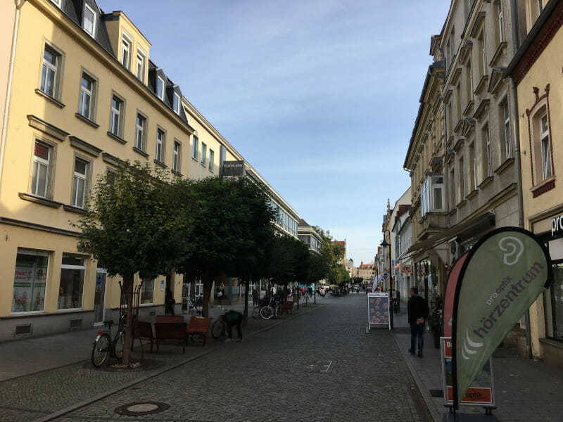 Die Innenstadt von Riesa am Radweg an der Elbe.