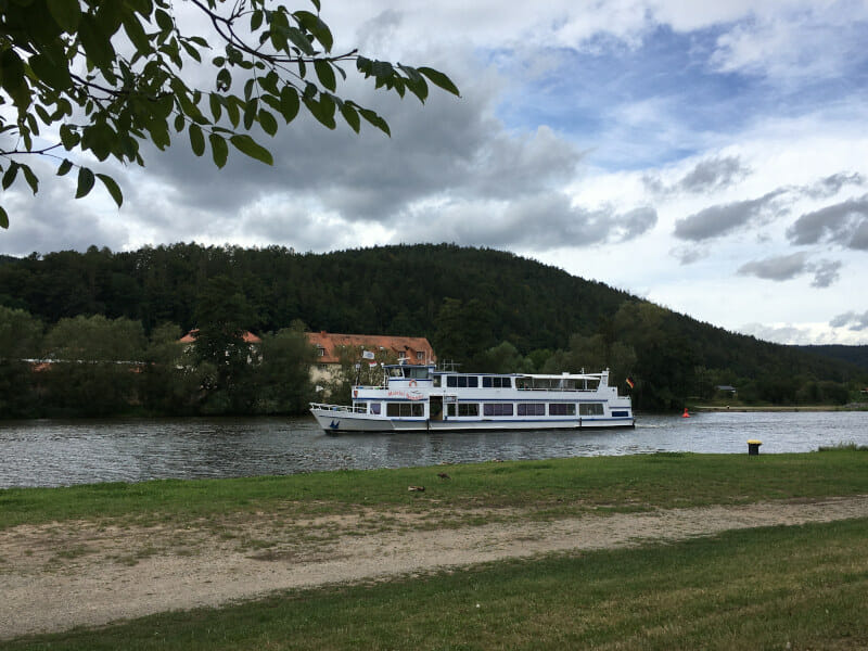 Pflochsbach bei Lohr am Main am Mainradweg. Aussicht auf ein Schiff!