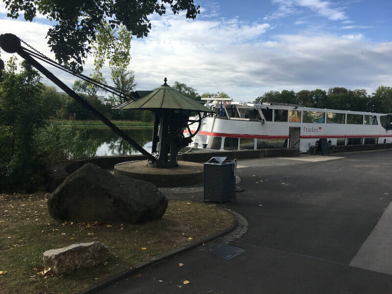 Schiff und Hafenkran an der Mainpromenade in Schweinfurt.