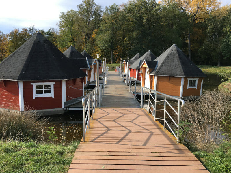 Schwimmendes Hüttendorf bei der historischen Ölmühle in Eberstedt.