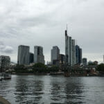 Skyline von Frankfurt am Main am Mainradweg