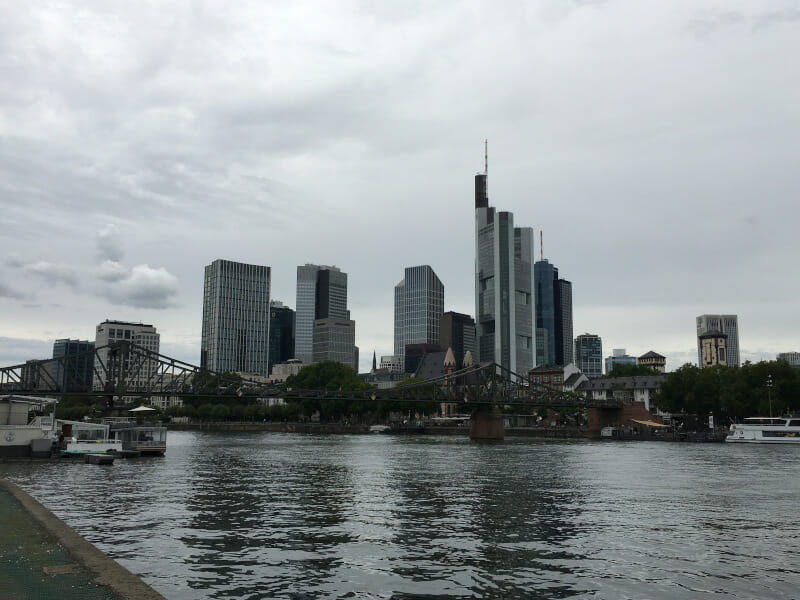 Skyline von Frankfurt am Main am Mainradweg