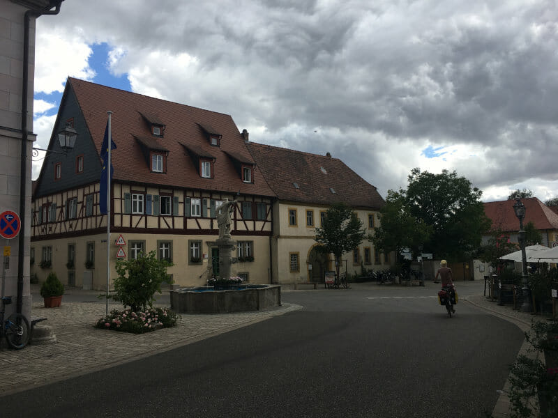 Das Weindorf Sommerach am Mainradweg.