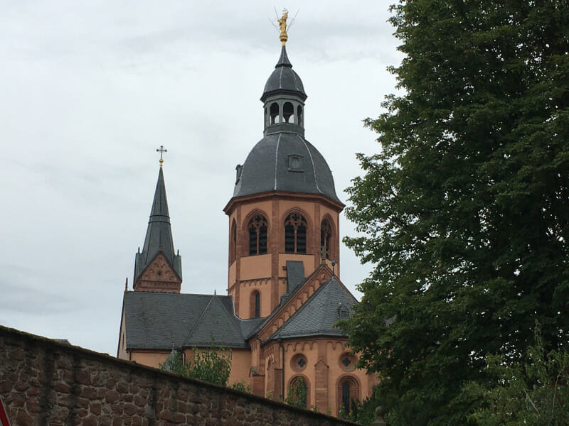 Die St. Marcellinus und Petrus-Kirche in Seligenstadt am Mainradweg.
